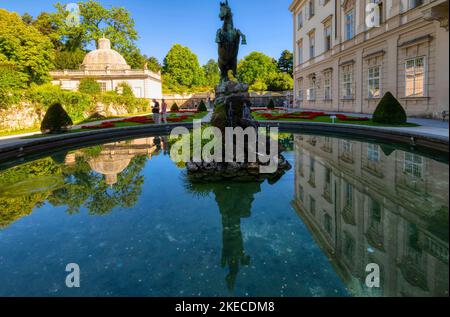 Pegasus-Bronzeskulptur vor dem Schloss im Mirabellgarten in Salzburg, Österreich, Europa Stockfoto