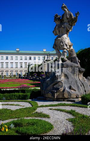 Statue Paris raubt Helena (Wasser) gesehen im Mirabell Garten in Salzburg, Österreich, Europa Stockfoto