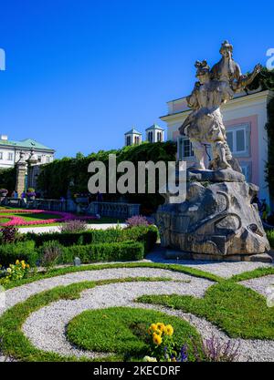 Statue Paris raubt Helena (Wasser) gesehen im Mirabell Garten in Salzburg, Österreich, Europa Stockfoto