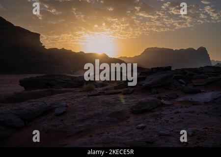 Wadi Rum Sonnenuntergang am Abend bei Dämmerung in Jordanien Stockfoto