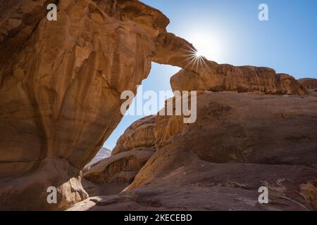 Um Fruuth Rock Arch in Wadi Rum, eine natürliche Brücke in Jordanien, auch Jabal Umm Fruth genannt Stockfoto