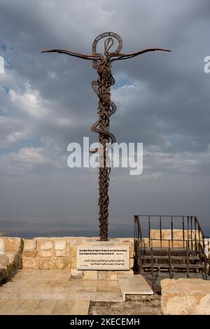 Mount Nebo, Jordanien - Oktober 26 2022: Serpentine Cross Statue oder Brazen Serpent Monument Stockfoto