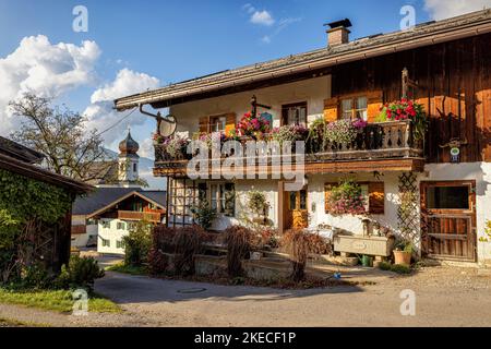 Bauernhaus und St. Anna Kirche in Wamberg. Garmisch-Partenkirchen, Bayern, Deutschland. Stockfoto