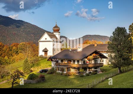 Bauernhaus und St. Anna Kirche in Wamberg. Garmisch-Partenkirchen, Bayern, Deutschland. Stockfoto