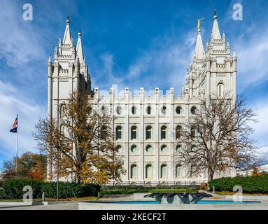 Der Salt Lake Tempel ist der berühmteste und größte Tempel der Kirche Jesu Christi der Heiligen der Letzten Tage. Das Gebäude ist in verschiedenen Stilrichtungen des Historismus gebaut und befindet sich in Salt Lake City, der Hauptstadt des US-Bundesstaates Utah. Stockfoto