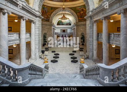 USA, Utah, Salt Lake City, State Capitol, Blick von der Treppe im westlichen Atrium in die Rotunde und auf die Treppe im östlichen Atrium Stockfoto