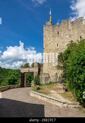 Das Schloss Derneck (14.. Jahrhundert) wird heute vom Schwäbischen Alb als Wanderheim genutzt. Das Schloss liegt im Lautertal am Schwäbischen-Alb-Südrand-Weg und ist ein beliebtes Wanderziel. Stockfoto