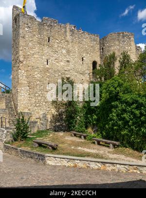 Das Schloss Derneck (14.. Jahrhundert) wird heute vom Schwäbischen Alb als Wanderheim genutzt. Das Schloss liegt im Lautertal am Schwäbischen-Alb-Südrand-Weg und ist ein beliebtes Wanderziel. Stockfoto