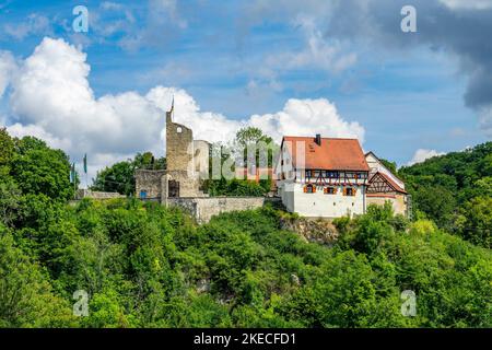 Das Schloss Derneck (14.. Jahrhundert) wird heute vom Schwäbischen Alb als Wanderheim genutzt. Das Schloss liegt im Lautertal am Schwäbischen-Alb-Südrand-Weg und ist ein beliebtes Wanderziel. Stockfoto