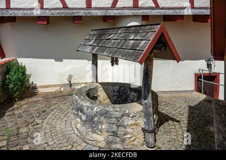 Das Schloss Derneck (14.. Jahrhundert) wird heute vom Schwäbischen Alb als Wanderheim genutzt. Das Schloss liegt im Lautertal am Schwäbischen-Alb-Südrand-Weg und ist ein beliebtes Wanderziel. Stockfoto