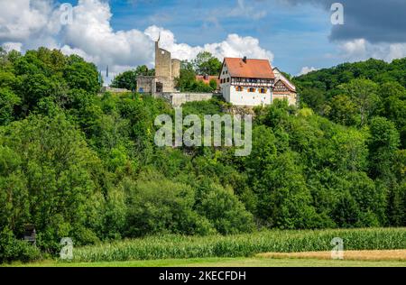 Das Schloss Derneck (14.. Jahrhundert) wird heute vom Schwäbischen Alb als Wanderheim genutzt. Das Schloss liegt im Lautertal am Schwäbischen-Alb-Südrand-Weg und ist ein beliebtes Wanderziel. Stockfoto