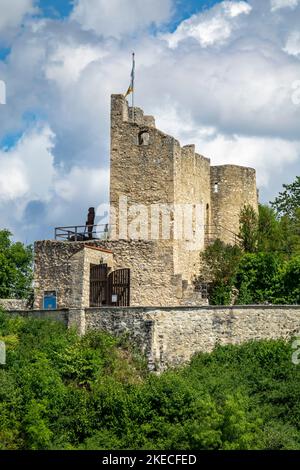 Das Schloss Derneck (14.. Jahrhundert) wird heute vom Schwäbischen Alb als Wanderheim genutzt. Das Schloss liegt im Lautertal am Schwäbischen-Alb-Südrand-Weg und ist ein beliebtes Wanderziel. Stockfoto