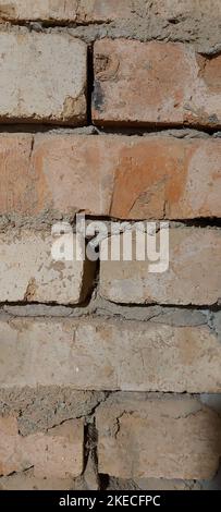 Rote Backsteinmauer. Raues Mauerwerk. Hochwertige Fotos Stockfoto