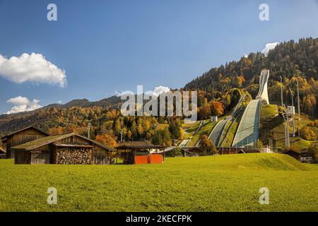 Große olympische Schanze im Herbst. Garmisch-Partenkirchen, Bayern, Deutschland. Stockfoto