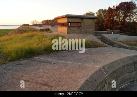 Konkreter Beobachtungsposten der Küstenbatterie, in Fort Mott, Sonnenuntergangsansicht, Pennsville Township, NJ, USA Stockfoto