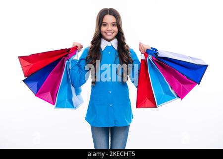 Einkaufstaschen in den Händen der Kinder. Teen Mädchen nach dem Einkaufen. Käufe, Black friday, Rabatte und Verkaufskonzept. Stockfoto