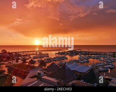 Sonnenaufgang an der ostsee - feucht - Deutschland Stockfoto