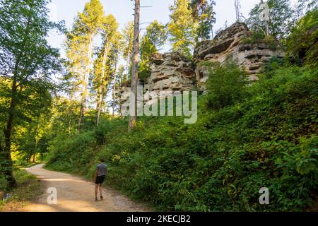 Waldbillig, Wanderer in der Kleinen Schweiz (Petite Suisse Luxembourgeoise, kleine Luxemburger Schweiz) in Luxemburg Stockfoto