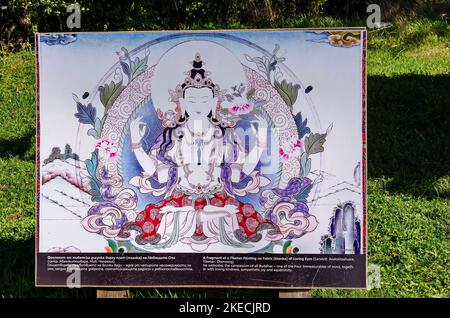 Blick auf ein tibetisches Bild von liebenden Augen im Gebiet der buddhistischen Stupa Sofia im Retreat Center Plana, Bulgarien Stockfoto