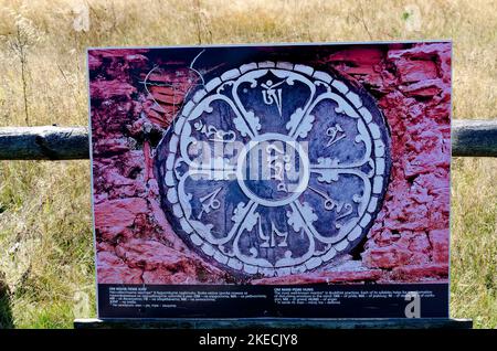 Ein Blick auf das berühmteste Mantra buddhistischer Praktiken im Sofioter buddhistischen Stupa-Gebiet im Retreat Center Plana, Bulgarien Stockfoto