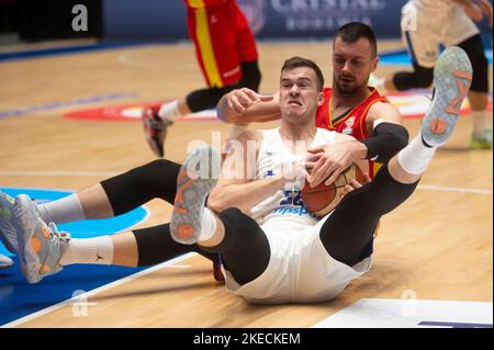 Pardubice, Tschechische Republik. 11.. November 2022. Lubos Kovar (Tscheche), vorne, in Aktion während der Qualifikation für die Basketball-Weltmeisterschaft der Männer 2023, Spiel Tschechien gegen Montenegro, am 11. November 2022, in Pardubice, Tschechische Republik. Quelle: Josef Vostarek/CTK Photo/Alamy Live News Stockfoto