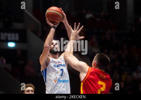 Pardubice, Tschechische Republik. 11.. November 2022. Vojtech Hruban (Tscheche), links, im Einsatz während der Qualifikation für die Basketball-Weltmeisterschaft der Männer 2023, Spiel Tschechien gegen Montenegro, am 11. November 2022, in Pardubice, Tschechische Republik. Quelle: Josef Vostarek/CTK Photo/Alamy Live News Stockfoto