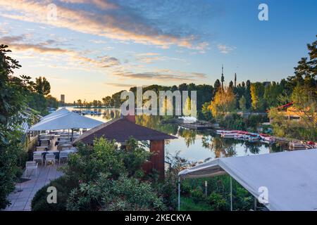 Wien, Oxbow alke Alte Donau bei Sonnenaufgang, Turm Donauturm, Restaurant La Creperie im Jahr 21. Floridsdorf, Wien, Österreich Stockfoto