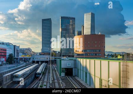 Wien, U-Bahn-Linie U3, U-Bahn-Depot Erdberg, Hochhäuser Wien Energie Zentrale (links), Orbi Tower mit Wiener Stadtwerken (Mitte), Austro Tower (rechts), in Erdberg, TownTown 03. Landstraße, Wien, Österreich Stockfoto