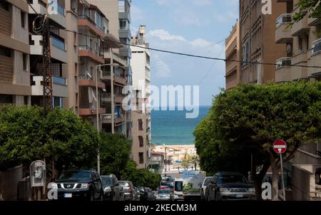 Straßenszene mit Blick auf das Mittelmeer, Beirut, Libanon Stockfoto