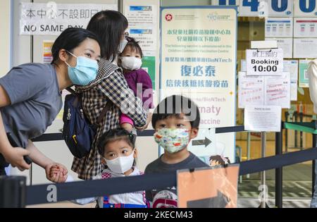 Im Impfzentrum des Kinderkrankenhauses in Hongkong in Kai Tak stehen die Menschen Schlange, um BioNTech-Impfstoff zu erhalten. Ab November 9 werden die vier Kinder-Community-Impfzentren (CCVCs) Impfdienste für Kinder im Alter zwischen 6 Monaten und 4 Jahren mit der Formulierung des BioNTech-Impfstoffs für Kleinkinder anbieten. 09NOV22 SCMP/Sam Tsang Stockfoto