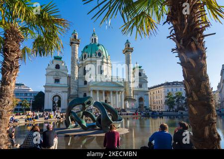 Wien, Kirche Karlskirche, Teich, 'Hill Arches' Bronzeskulptur von Henry Moore 04. Wieden, Wien, Österreich Stockfoto