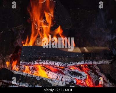 Holzbrenner im Kamin mit Glut, Hitze und Flammen Stockfoto