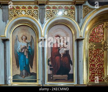 Helsinki, Finnland - 20. Juli 2022: Uspenski-Kathedrale. Nahaufnahme der Bilder von Erzengel und Madonna auf den Redos des Heiligtums. Umrahmt in goldener Dekoration Stockfoto