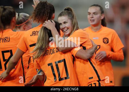 UTRECHT - (lr)Danielle van de Donk aus Holland Frauen, Victoria Pelova aus Holland Frauen feiern die 1-0 während des Freundschaftsspiel der Frauen zwischen den Niederlanden und Costa Rica am 11. November 2022 im Stadion Galgenwaard in Utrecht, Niederlande. ANP BART STOUTJEDIJK Stockfoto