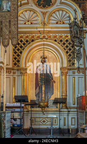 Helsinki, Finnland - 20. Juli 2022: Uspenski-Kathedrale. Theotokos von Kozeltshan Ikone als wichtige Malerei und Gebetsort. Goldener Rahmen, riesige ha Stockfoto