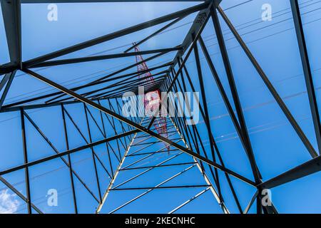 Groß-Enzersdorf, Hochspannungsmast von unten, Wurmperspektive in Donau, Niederösterreich, Österreich Stockfoto