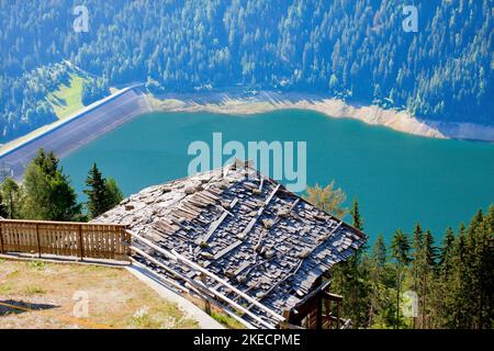 Tiefer Blick auf den Zoggler See, einen Stausee mit niedrigem Wasserstand während der Hitzeperiode Sommer 2022, im Südtiroler Ultental Stockfoto