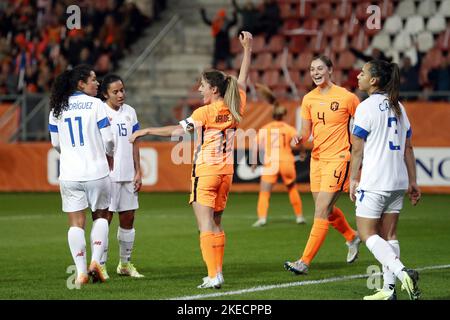 UTRECHT - (lr) Danielle van de Donk aus Holland Frauen, Anouk Nouwen aus Holland Frauen feiern die 1-0 während des Freundschaftsspiel der Frauen zwischen den Niederlanden und Costa Rica am 11. November 2022 im Stadion Galgenwaard in Utrecht, Niederlande. ANP BART STOUTJEDIJK Stockfoto