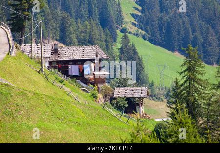 Berghof an einem steilen Hang im Südtiroler Ultental Stockfoto