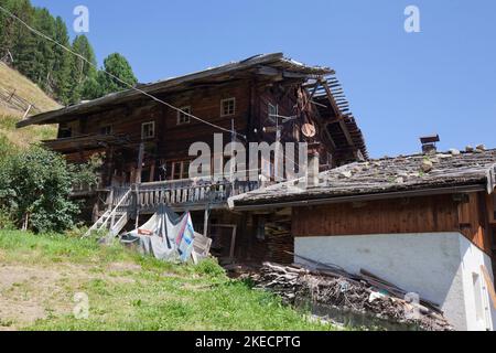 Altes verlassene Haus eines Berghofs im Südtiroler Ultental Stockfoto