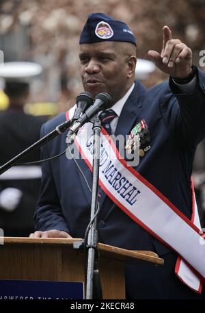 New York, USA. 11.. November 2022. Parade Grand Marshall Vincent W. Patton III, der als erster Schwarzamerikaner als Chief Petty Officer der Küstenwache diente, und General Philippe Lavigne, Oberster alliierter Kommandant der NATO, Die Transformation bei der New York City 103. Veterans Day Parade beginnt mit einem Moment der Stille und einer feierlichen Kranzverlegezeremonie im Madison Square Park's Eternal Light Flag Staff. (Bild: © Niyi Fote/TheNEWS2 via ZUMA Press Wire) Bild: ZUMA Press, Inc./Alamy Live News Stockfoto