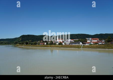 Deutschland, Bayern, Oberbayern, Landkreis Altötting, Marktl am Inn, Blick auf die Stadt, Inn River Stockfoto