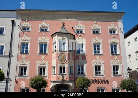 Deutschland, Bayern, Oberbayern, Kreis Altötting, Tittmoning, Stadtplatz, dreistöckiges denkmalgeschütztes Wohnhaus, Stubenrauchhaus, ehemaliges Wohnhaus der Familie Ratzinger, Papst Benedikt XVI., Erker, alte rosa Stuckfassade Stockfoto