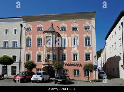 Deutschland, Bayern, Oberbayern, Kreis Altötting, Tittmoning, Stadtplatz, dreistöckiges denkmalgeschütztes Wohnhaus, Stubenrauchhaus, ehemaliges Wohnhaus der Familie Ratzinger, Papst Benedikt XVI., Erker, alte rosa Stuckfassade Stockfoto