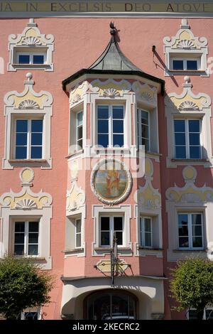 Deutschland, Bayern, Oberbayern, Kreis Altötting, Tittmoning, Stadtplatz, dreistöckiges denkmalgeschütztes Wohnhaus, Stubenrauchhaus, ehemaliges Wohnhaus der Familie Ratzinger, Papst Benedikt XVI., Erker, alte rosa Stuckfassade Stockfoto