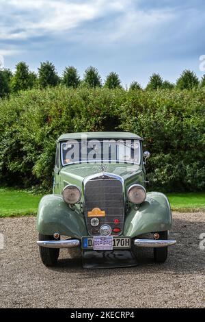 Schwetzingen, Baden-Württemberg, Deutschland, Concours d'Elégance im barocken Schlosspark, Mercedes Benz, 170V OT, Type II, 1700 ccm, 38 ps, 95 km/h. 1,2 Tonnen Stockfoto