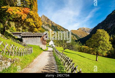 Altes Bauernhaus am sonnigen Herbsttag in den Bergen. Bergdorf Gerstruben bei Oberstdorf vor Höfats. Allgäuer Alpen, Bayern, Deutschland, Europa Stockfoto