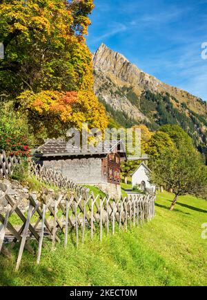 Altes Bauernhaus am sonnigen Herbsttag in den Bergen. Bergdorf Gerstruben bei Oberstdorf vor Höfats. Allgäuer Alpen, Bayern, Deutschland, Europa Stockfoto