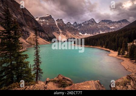 Das Bild wurde bei Sonnenuntergang am Moraine Lake, British Columbia, Kanada, aufgenommen Stockfoto