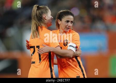 UTRECHT - (lr) Victoria Pelova von den Holländern, Danielle van de Donk von den Holländern während des Freundschaftsspiel zwischen den Niederlanden und Costa Rica im Stadion Galgenwaard am 11. November 2022 in Utrecht, Niederlande. ANP BART STOUTJEDIJK Stockfoto